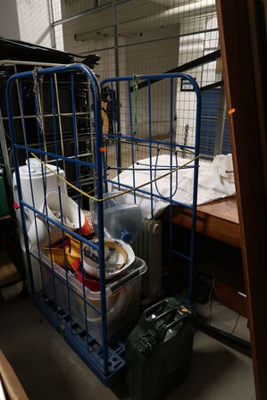 Opbevaringsvogn med jerry cans, radiator, sikkerhedshjelme m.m.