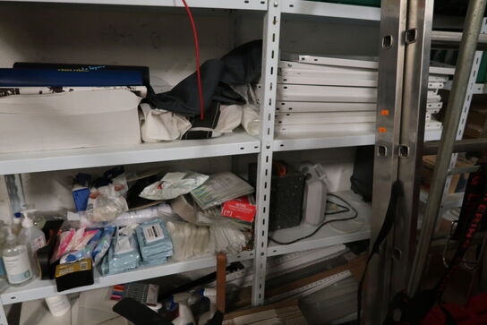 Lagerreoler med kølebokse, kaffekander, varmeblæsere m.m.