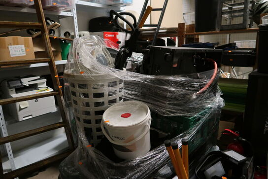 Div. Gasflasker, varmeovn, forlængerledninger, kopper m.m.