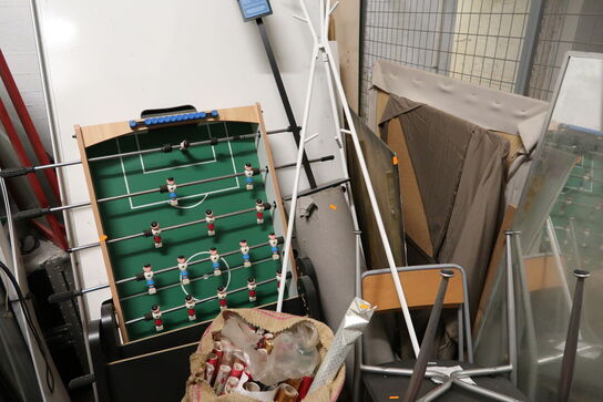 Div. Stole, bordfodboldbord, fjernsyn, whiteboard m.m.