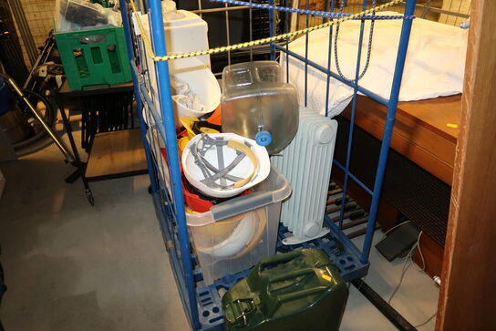 Opbevaringsvogn med jerry cans, radiator, sikkerhedshjelme m.m.