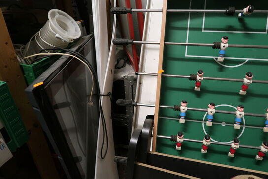 Div. Stole, bordfodboldbord, fjernsyn, whiteboard m.m.