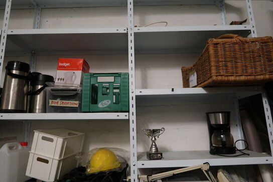 Lagerreoler med kølebokse, kaffekander, varmeblæsere m.m.