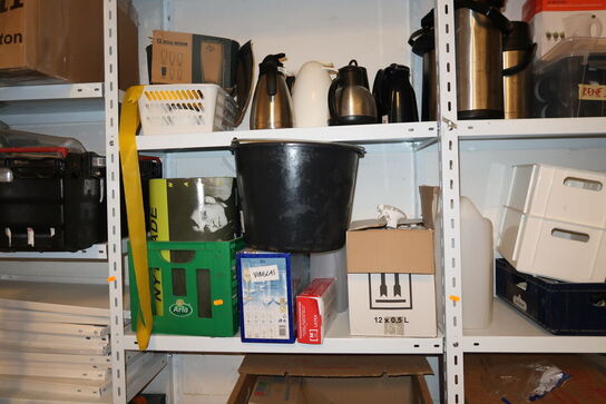 Lagerreoler med kølebokse, kaffekander, varmeblæsere m.m.