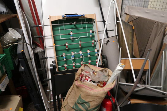 Div. Stole, bordfodboldbord, fjernsyn, whiteboard m.m.