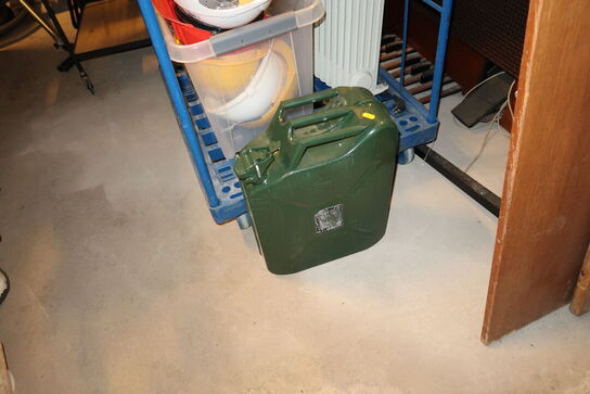 Opbevaringsvogn med jerry cans, radiator, sikkerhedshjelme m.m.