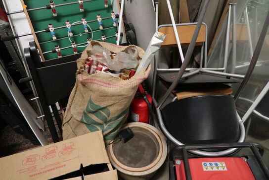 Div. Stole, bordfodboldbord, fjernsyn, whiteboard m.m.