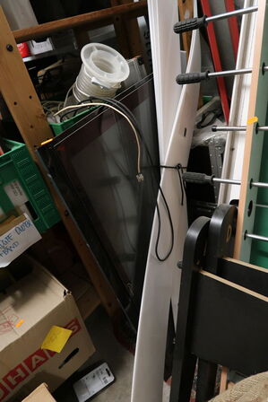 Div. Stole, bordfodboldbord, fjernsyn, whiteboard m.m.