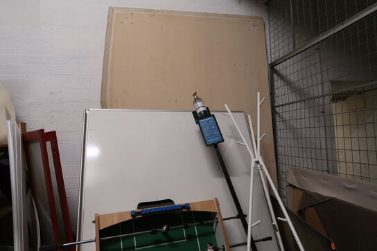 Div. Stole, bordfodboldbord, fjernsyn, whiteboard m.m.