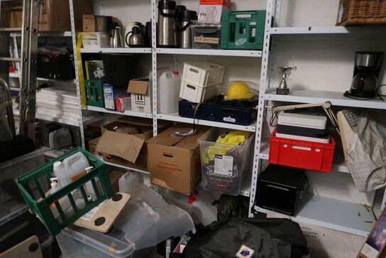 Lagerreoler med kølebokse, kaffekander, varmeblæsere m.m.