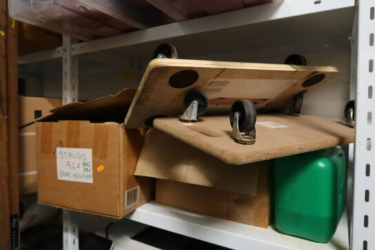 Møbelhunde, dunke samt kasse med rekvisitter