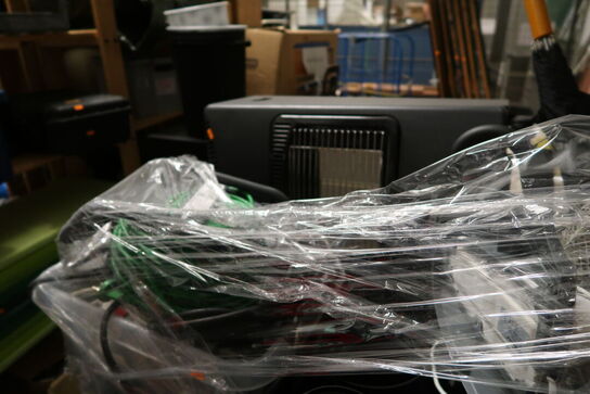 Div. Gasflasker, varmeovn, forlængerledninger, kopper m.m.