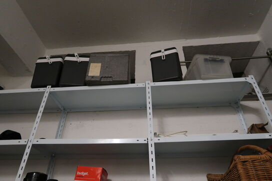 Lagerreoler med kølebokse, kaffekander, varmeblæsere m.m.