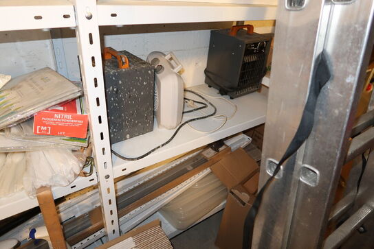 Lagerreoler med kølebokse, kaffekander, varmeblæsere m.m.