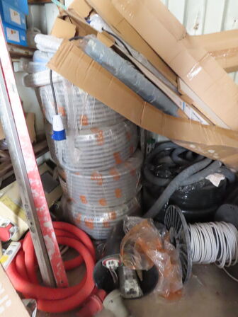 20" skibscontainer med indhold