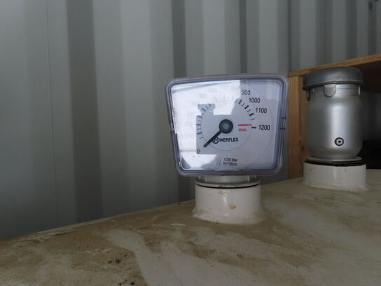 20" skibscontainer med indhold