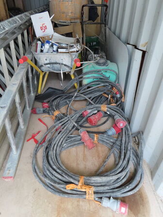 20" skibscontainer med indhold