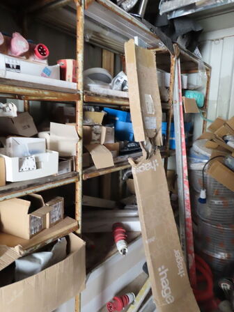 20" skibscontainer med indhold