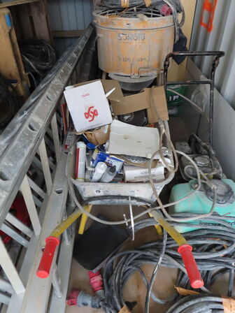 20" skibscontainer med indhold