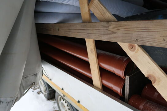 Trailer EDUARD 4018-2000 med stativ og pressenning samt div. Varelager