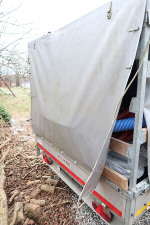Trailer EDUARD 4018-2000 med stativ og pressenning samt div. Varelager