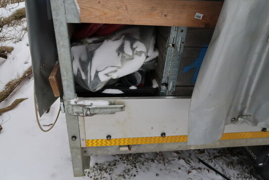 Trailer EDUARD 4018-2000 med stativ og pressenning samt div. Varelager