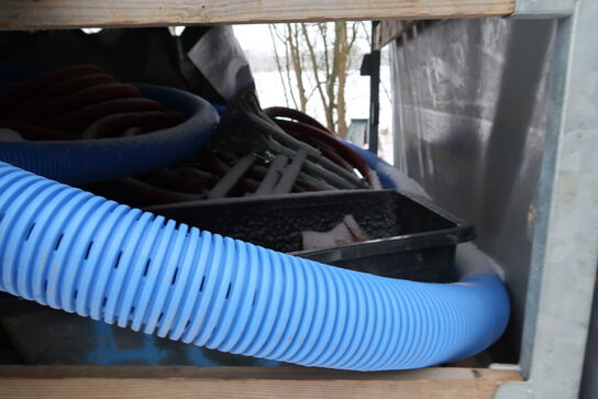 Trailer EDUARD 4018-2000 med stativ og pressenning samt div. Varelager