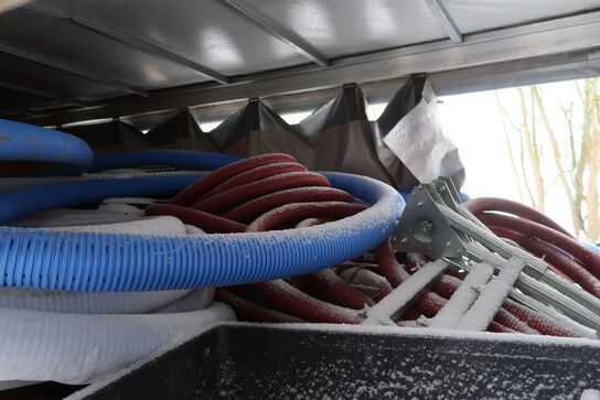 Trailer EDUARD 4018-2000 med stativ og pressenning samt div. Varelager