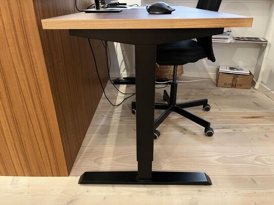 Hæve/sænkebord Rødbrunt + Kontorstol