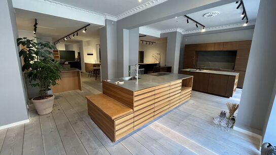 Form Plus+ ApS* Køkkener, Kontorinventar, Hvidevarer mv.