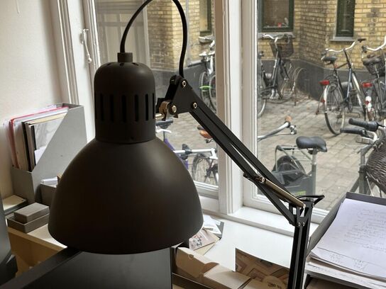 Hæve/sænkebord Grønt + Kontorstol + Lampe