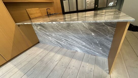 Køkken FORM PLUS+  inkl. Højt Køleskab