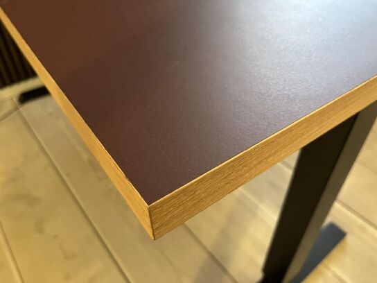 Hæve/sænkebord  Rødbrunt + Kontorstol + Lampe