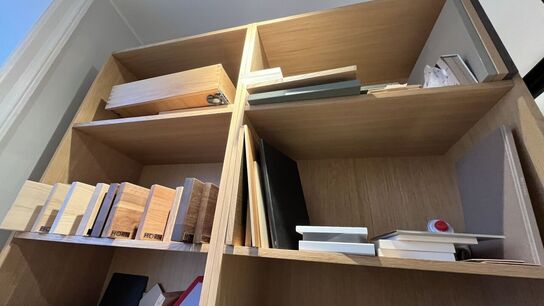 Tøm rum: Bl.a. Stort parti Marmor vareprøver + Reoler