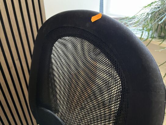 Hæve/sænkebord  Rødbrunt + Kontorstol + Lampe