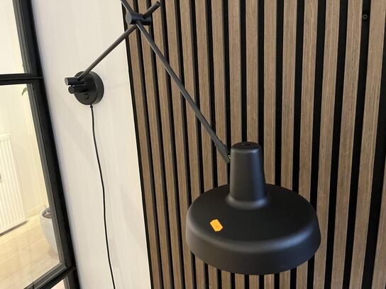 Hæve/sænkebord  Rødbrunt + Kontorstol + Lampe