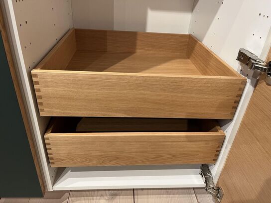 Skab med Grønne Skydelåger