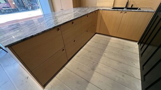 Køkken FORM PLUS+  inkl. Højt Køleskab