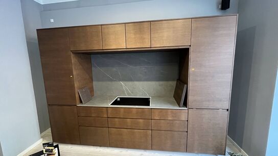 Køkkenvæg med Induktionskogeplade