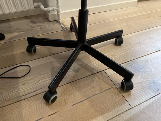 Hæve/sænkebord Grønt + Kontorstol + Lampe