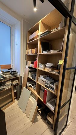 Tøm rum: Bl.a. Stort parti Marmor vareprøver + Reoler