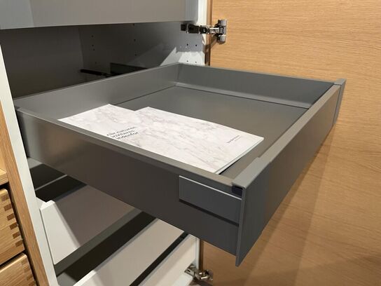 Skab med Grønne Skydelåger