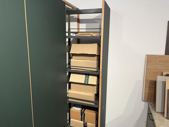 Skab med Grønne Skydelåger