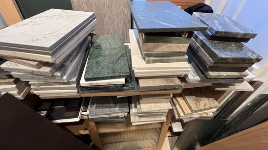 Tøm rum: Bl.a. Stort parti Marmor vareprøver + Reoler