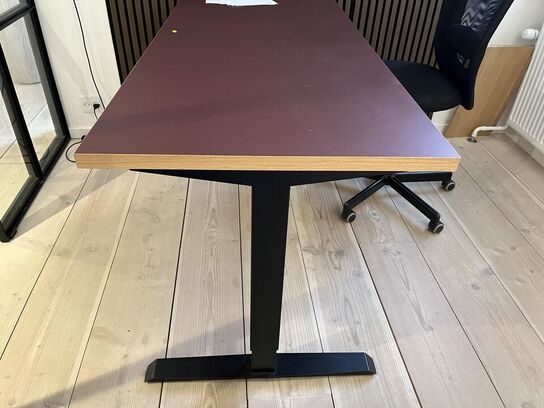 Hæve/sænkebord  Rødbrunt + Kontorstol + Lampe