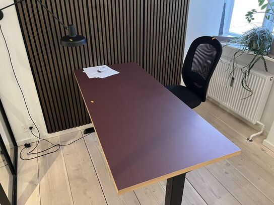 Hæve/sænkebord  Rødbrunt + Kontorstol + Lampe