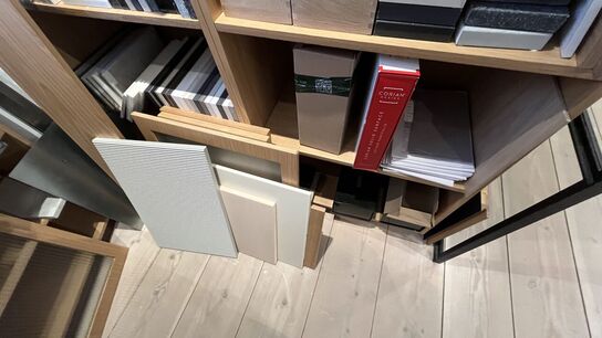 Tøm rum: Bl.a. Stort parti Marmor vareprøver + Reoler