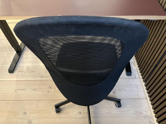 Hæve/sænkebord  Rødbrunt + Kontorstol + Lampe