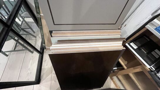 Tøm rum: Bl.a. Stort parti Marmor vareprøver + Reoler