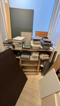 Tøm rum: Bl.a. Stort parti Marmor vareprøver + Reoler